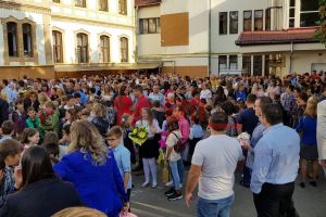 FOTO. A început şcoala. Deschidere de an şcolar cu emoţii, flori şi îmbrăţişări