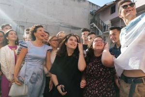 VIDEO FOTO Carmen Iohannis la deschiderea anului şcolar. A făcut selfie în vânt cu elevii
