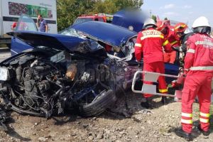 Bărbat rămas încarcerat după ce a intrat cu maşina pe contrasens, într-un autocamion