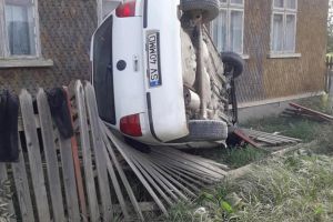 S-a răsturnat cu autoturismul şi a dispărut de la locul accidentului