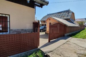 Stă cu jandarmii în curte non-stop de frica fiului care a ameninţat că o ucide