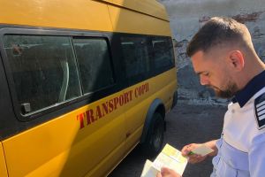 Pentru siguranţa elevilor, poliţiştii au verificat microbuzele şcolare din Harghita