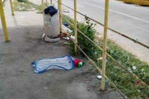 Campania “Nu fi tu gunoiul Brailei!” continua / Statie de tramvai “imbracata” in gunoaie viu colorate, totul cu o zi inaintea inceperii noului an scolar