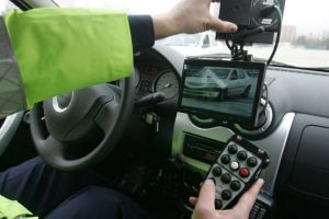 Șofer vitezoman prins băut la volan. Cu ce viteză circula pe un drum din judeţ!