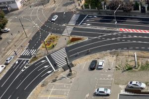 Șantiere şi pe trotuare, în centru. Se pun grătare la copaci iar Parcarea Modex dispare