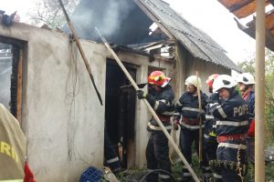 FOTO. Incendiu puternic în judeţul Satu Mare. Pompierii au intervenit de urgenţă