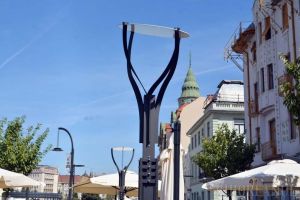 Stâlpii nu rezistă! După ce au crăpat dalele, acum se îndoaie stâlpii din Piaţa Unirii