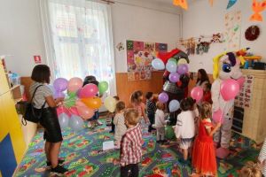 Cavalerul Noby, gazda Superland, a deschis noul an şcolar la mai multe şcoli şi grădiniţe din judeţ