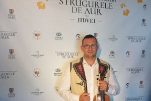 FOTO. Violonistul sătmărean Ionuţ Rotar, în orchestra Festivalului Naţional de Folclor „Strugurele de Aur” de la Alba Iulia