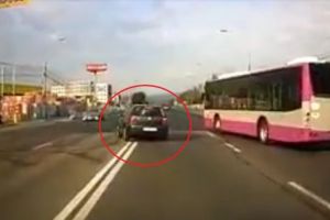 Accident produs de o şoferiţă începătoare, care s-a speriat de un autobuz