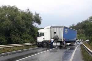 ACCIDENT pe un drum din judeţ, cu o VICTIMĂ încarcerată! Circulaţia este BLOCATĂ