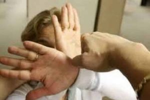 Un tânăr din Sebeş le-a luat la bătaie pe concubină şi pe sora acesteia. Ordin de protecţie şi dosar penal pe numele scandalagiului