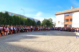 Număr impresionant de copii la Gimnaziul “Al. Ioan Cuza”  din Târgu Mureş. Galerie foto cu prima zi de şcoală.