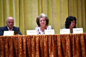 Vicepresedintele CJ Prahova, Ludmila Sfarloaga, alaturi de elevii Colegiului Economic 