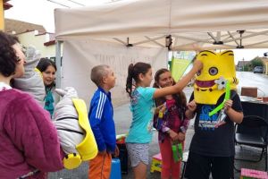 Caravana ”Și în gunoi sunt super-eroi!”.  Locul în care sibienii şi copiii lor învaţă să plătească pentru cât gunoi aruncă