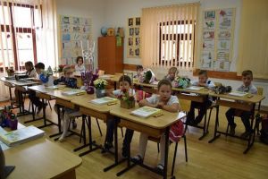FOTO/VIDEO| Bucuria revederii se simte la Liceul Teologic „Gróf Majláth Gusztáv Károly” Alba Iulia. Elevii, aşteptaţi cu braţele deschise pentru începerea cursurilor