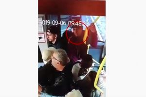 VIDEO Femeie prădată de hoţi într-un autobuz Tursib – I-au furat 14.000 dolari din geantă