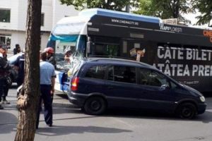 Accident pe Soseaua Vestului. Un sofer a iesit din parcarea Balif fara sa se asigure, masina fiind izbita in plin de troleibuz