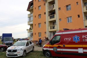 Un copil de cinci ani a căzut de la etajul al treilea al unui bloc social din Subcetate