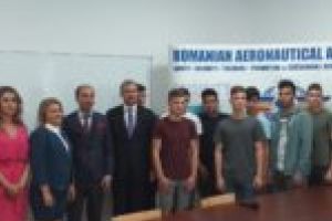 Premii, zâmbete şi aspiraţii înalte în prima zi de şcoală, la Liceul Tehnologic de Aviaţie „Max Ausnit”