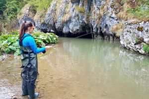 Aqua Crisius a dus copii în tabără pe Valea Iadului, la lecţii de pescuit (FOTO)