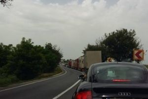 Trafic îngreunat pe DN 1, la intrare în Teiuş, dinspre Aiud. Circulaţie pe o singură bandă, după ce un camion defect a rămas pe carosabil