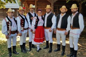 Folclorişti după gratii. Ansamblul de dansuri populare al deţinuţilor din Penitenciarul Oradea a fost premiat la un concurs naţional (FOTO)