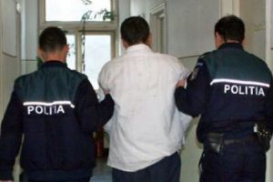 Bărbat reţinut după ce ar fi distrus oglinzile retrovizoare de la 12 maşini, într-o singură noapte