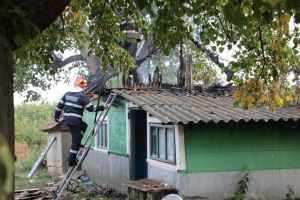 FOTO Intervenţie a pompierilor din Botoşani după ce o casă a luat foc