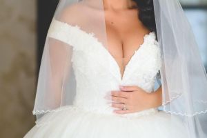 FOTO Nuntă de lux pentru o tânără celebră din Botoşani. A avut peste 500 de invitaţi