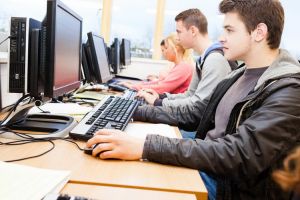 Universitatea din Oradea reaminteşte: Studenţii de la specializările IT au locuri gratuite în cămin şi pot mânca la cantină, tot fără să plătească