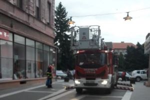 Arădenii, ÎN PERICOL! Pompierii au INTERVENIT pe două străzi din municipiu (FOTO)