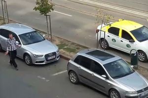 VIDEO Un individ băut şi recalcitrant, pus pe scandal, la Botoşani, pentru că a fost claxonat de un şofer. „Nu claxonezi în faţa mea”
