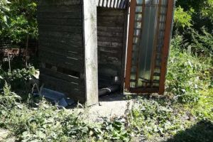 FOTO Condiţii horror într-o grădiniţă din judeţul Botoşani. Apa este adusă cu butoiul, iar copiii îşi fac nevoile la toaleta spartă