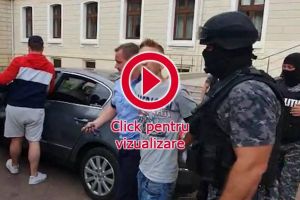Poliţist aflat în timpul liber, cu copilul în braţe, atacat cu un cuţit de un tâlhar, în ...