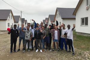 Refugiaţi de la CRCPSA Rădăuţi au participat voluntar la amenajarea caselor pentru familii ...