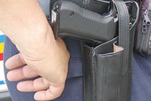 Tânăr împuşcat în spate de poliţişti, în maşina condusă de un amic beat şi fără permis