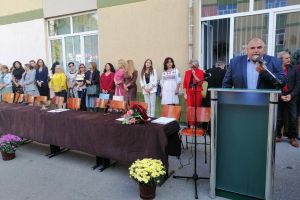 Profesorii elevilor de 10 de la Colegiul ”Mihai Eminescu” au fost premiaţi la deschiderea ...