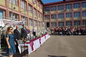 Ion Lungu a participat la deschiderea anului şcolar în 16 unităţi de învăţământ, din ...