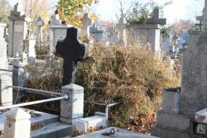 Ploieştenii care au concesionat locuri de veci pot solicita lucrări de întreţinere a acestora