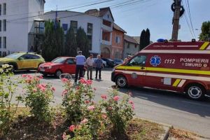 FOTO/VIDEO| ACCIDENT în Alba Iulia: Un biciclist, acroşat de un autoturism pe strada Regina Maria