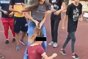 O adolescentă a fost bătută de o altă fată şi târâtă de păr printr-un parc din Bucureşti (VIDEO)