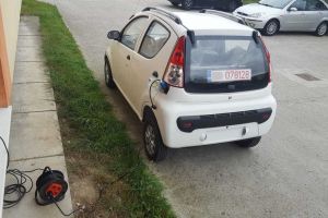 Studiu: Mai bine de o treime dintre români ar cumpăra o maşină electrică