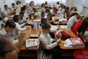 VIDEO: Bătaie de joc! Elevii de la Școala „Ion Basgan”, din săli de clasă în… dormitoare, din cauza incompetenţei administraţiei PSD
