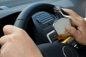 Poliţist prins de colegi beat mangă la volanul maşinii de serviciu, la 6 dimineaţa