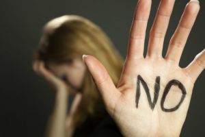 Femeie din Blaj agresată de către fostul soţ, cu care împarte încă domiciliul. Ordin provizoriu de protecţie împotriva acestuia