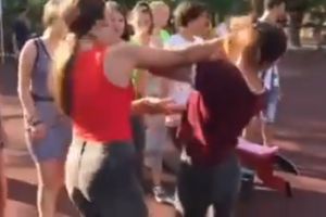 O adolescentă a fost bătută şi târâtă prin parc pentru că a refuzat să lovească o altă fată