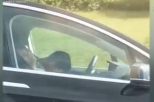 Un şofer a adormit la volanul unei maşini electrice Tesla, în timp ce mergea cu 90 Km/h