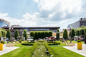 STREET FOOD FESTIVAL REVINE ÎN PARCUL PALAS: DELICII CULINARE, MUZICĂ LIVE ȘI PROIECȚII CINEMATOGRAFICE ÎN AER LIBER