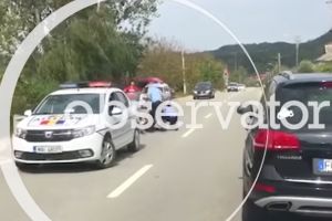 VIDEO. Doi tineri care au fugit de Poliţie, loviţi cu sălbăticie de un jandarm